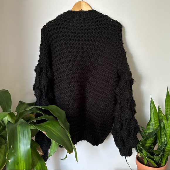 Hand knit chic wish “cuteness on SLEEVES” CHUNKY CARDIGAN IN BLACK - Picture 4 of 8